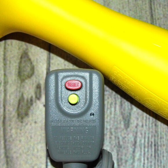 DRYBAR The Straight Shot Blow-Drying Flat Iron - Picture 4 of 5